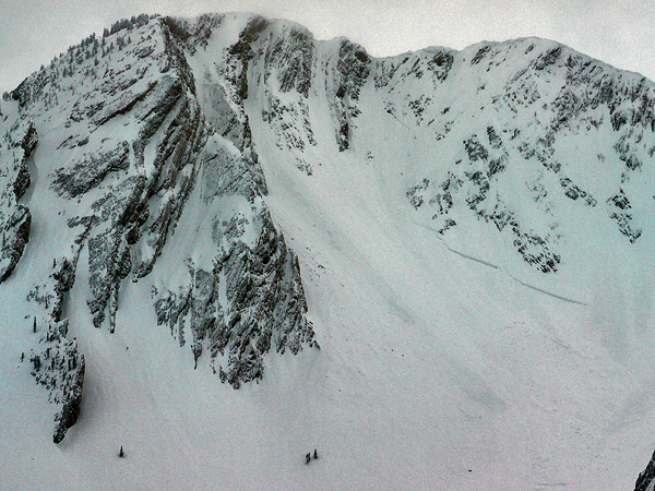 Avalanche near Frazier Basin 